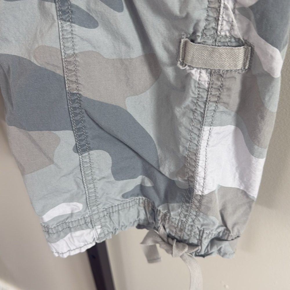 Natural Reflections Women’s Camouflage Cargo Pants Capris Size 8 - Picture 3 of 11